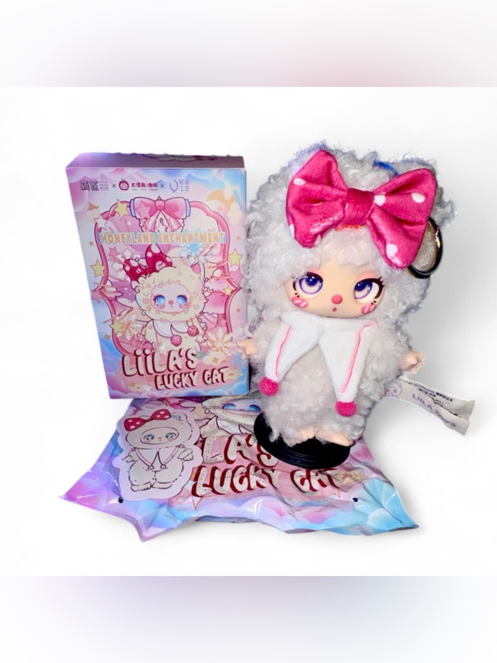 Liila’s Lucky Cat – Confirmed Plush Pendant | Honeyland Enchantment 🎀🐱